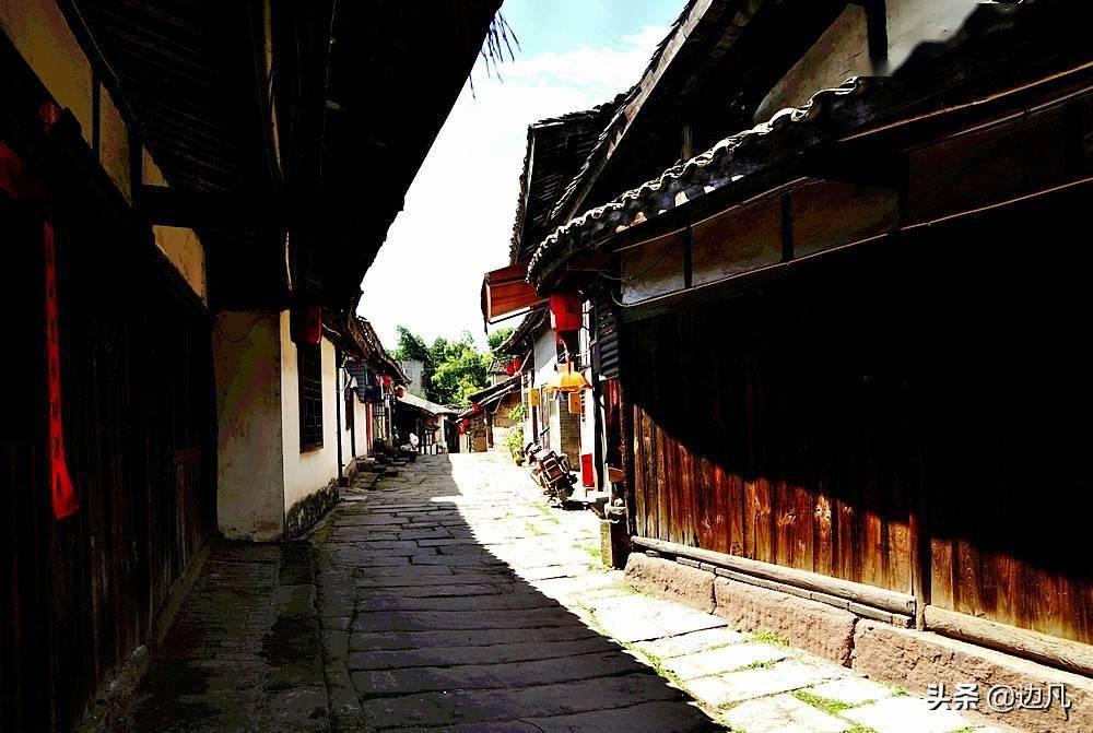 向上跳的香蕉